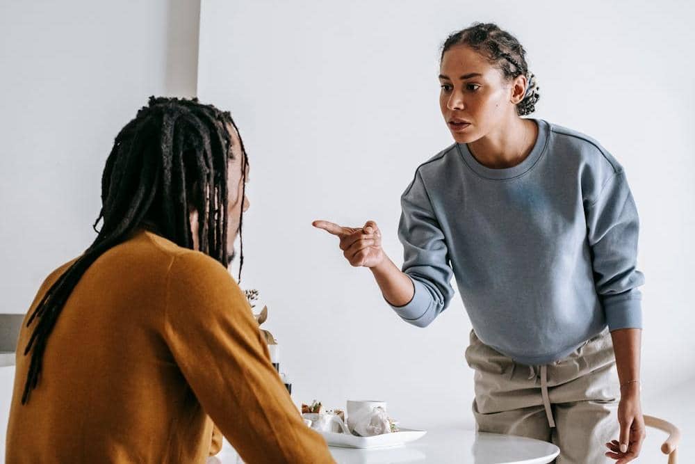 7 Cara Mengelola Ego saat Emosi Memuncak dalam Hubungan