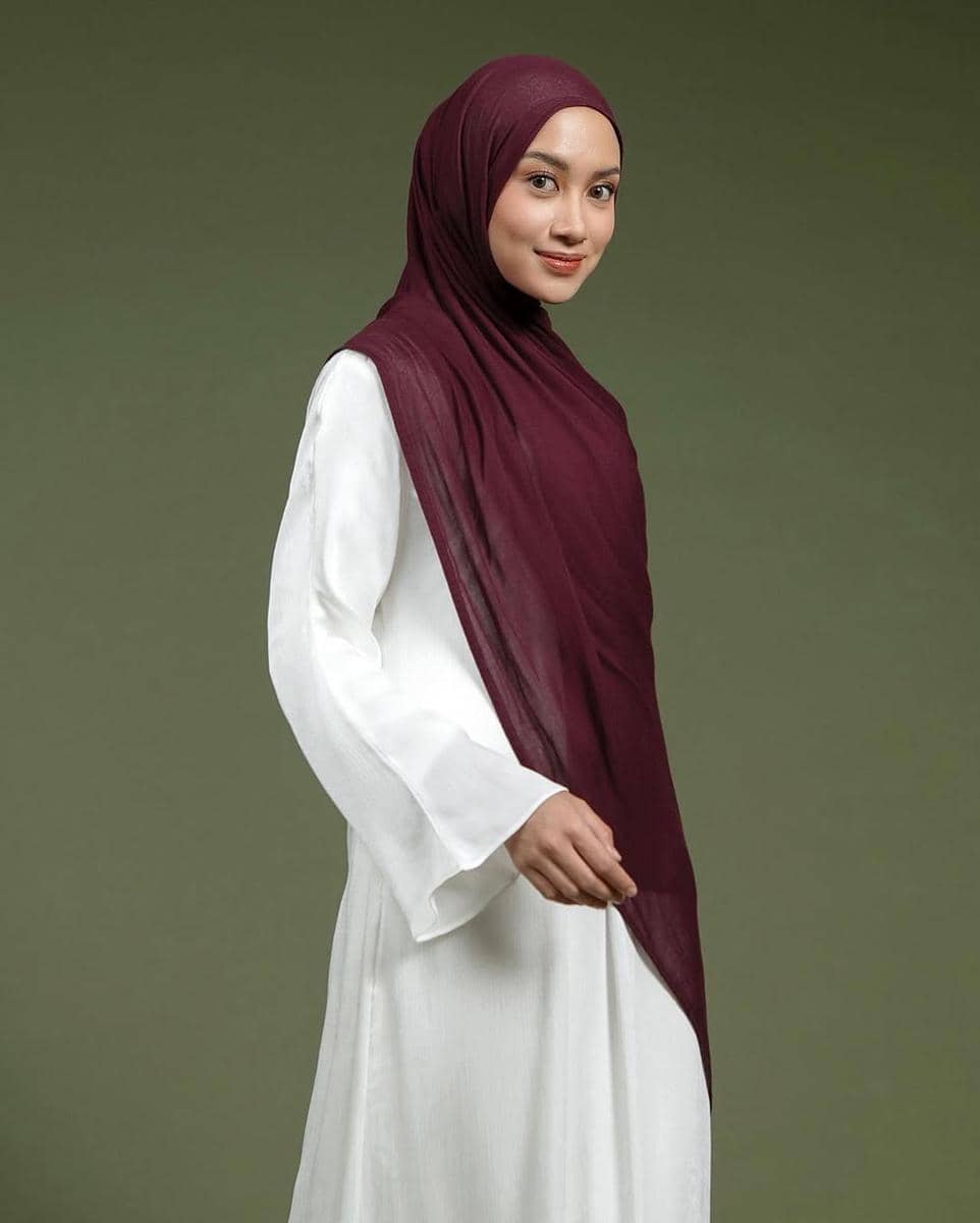 outfit Lebaran 2026 dengan pashmina viscose