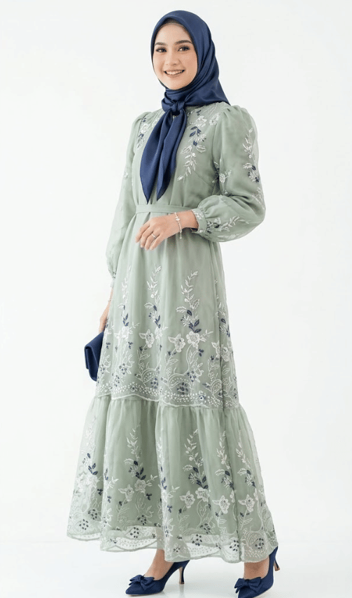 Gamis Hijau Sage dan Jilbab Navy 