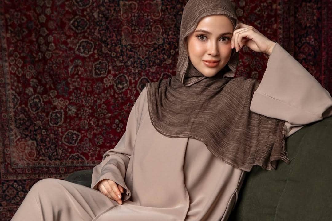 8 Ide Outfit Lebaran 2026 dengan Pashmina Viscose, Modis!
