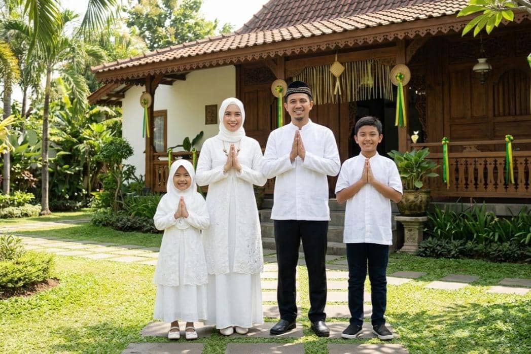 7 Ide Pose Foto Keluarga 4 Orang untuk Lebaran yang Hangat