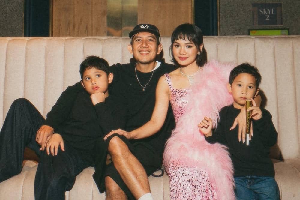 Our first family photo in 2026 💕 Kawa ama Tabi niru-niru Ibu katanya haha miripa siapa 😆🫣.jpg