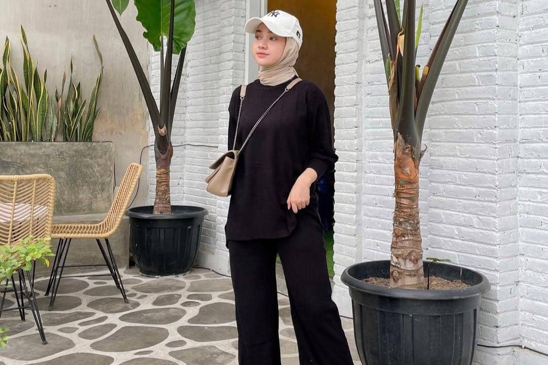 8 Ide OOTD Liburan Hijab a la Kirana Salsabila, Modis dan Nyaman