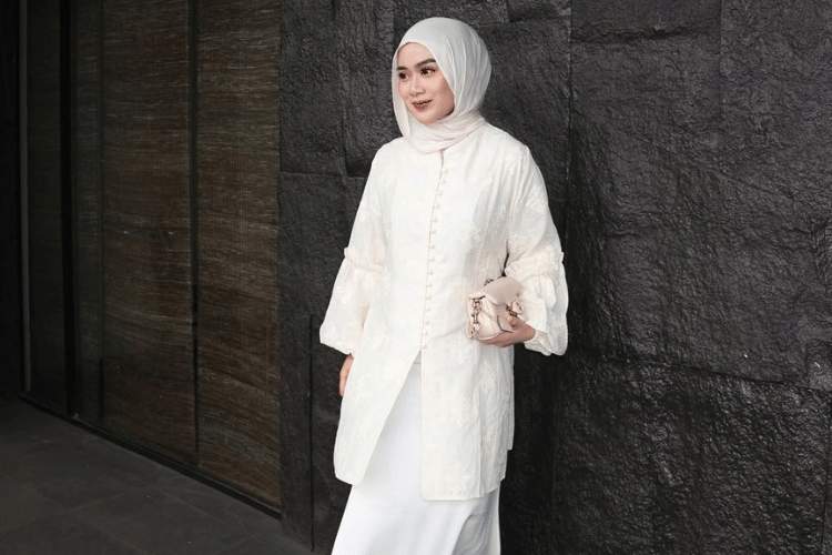7 Rekomendasi Outfit Elegan untuk Lebaran dengan Tampilan Serba Putih