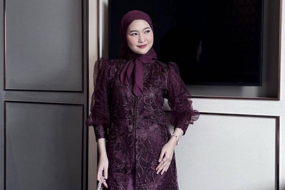 Ide Baju Lebaran 2026 Burgundy yang Elegan dan Modern