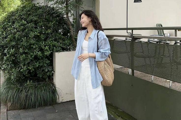 Atasan Biru Muda Cocok dengan Warna Apa? Tips Mix & Match Anti Gagal