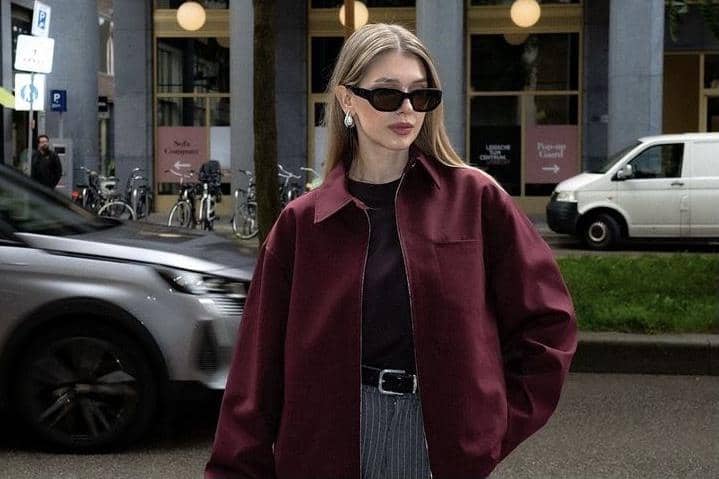 Atasan Burgundy Cocok dengan Bawahan Warna Apa? Intip Paduannya!