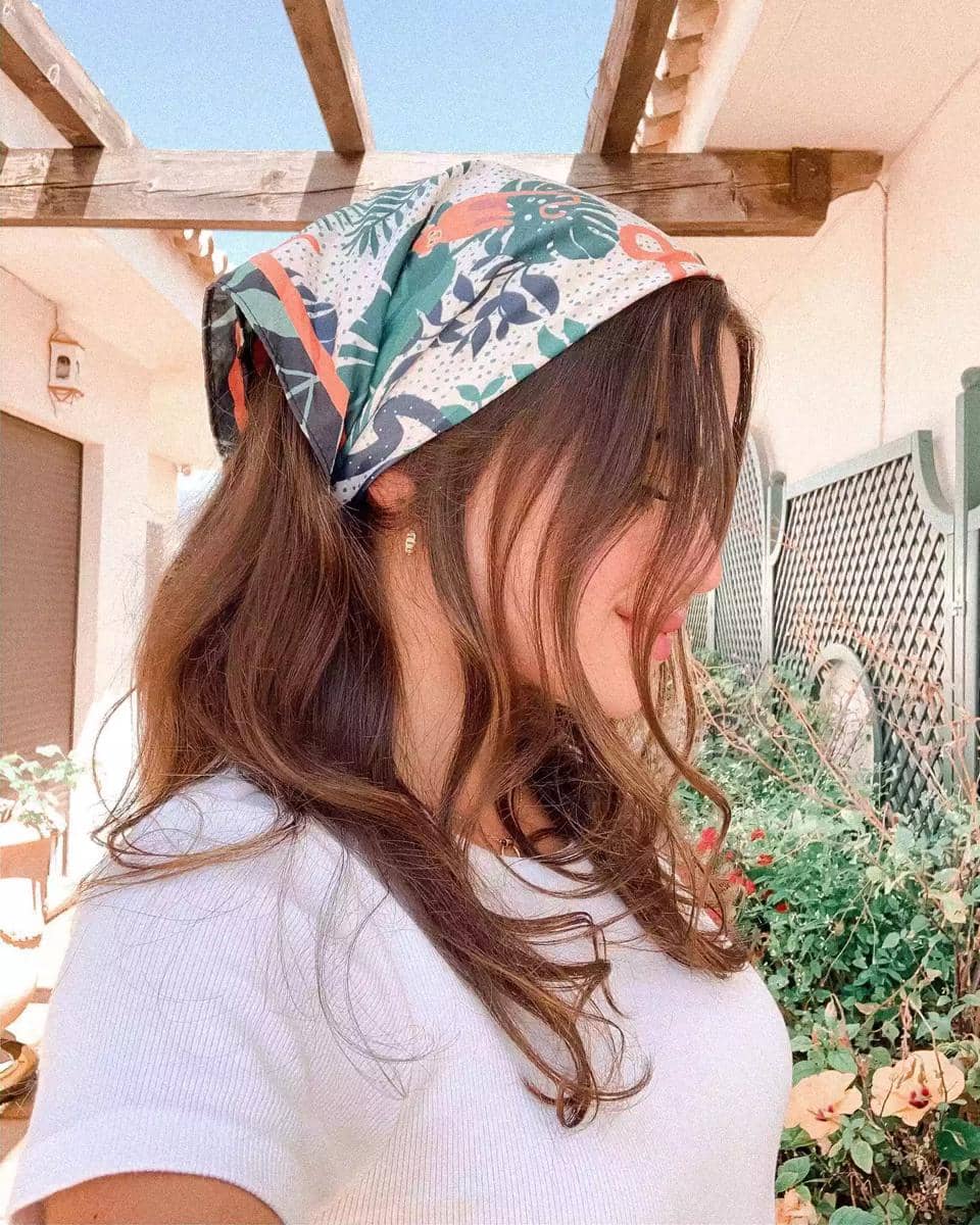Ide styling rambut dengan bandana