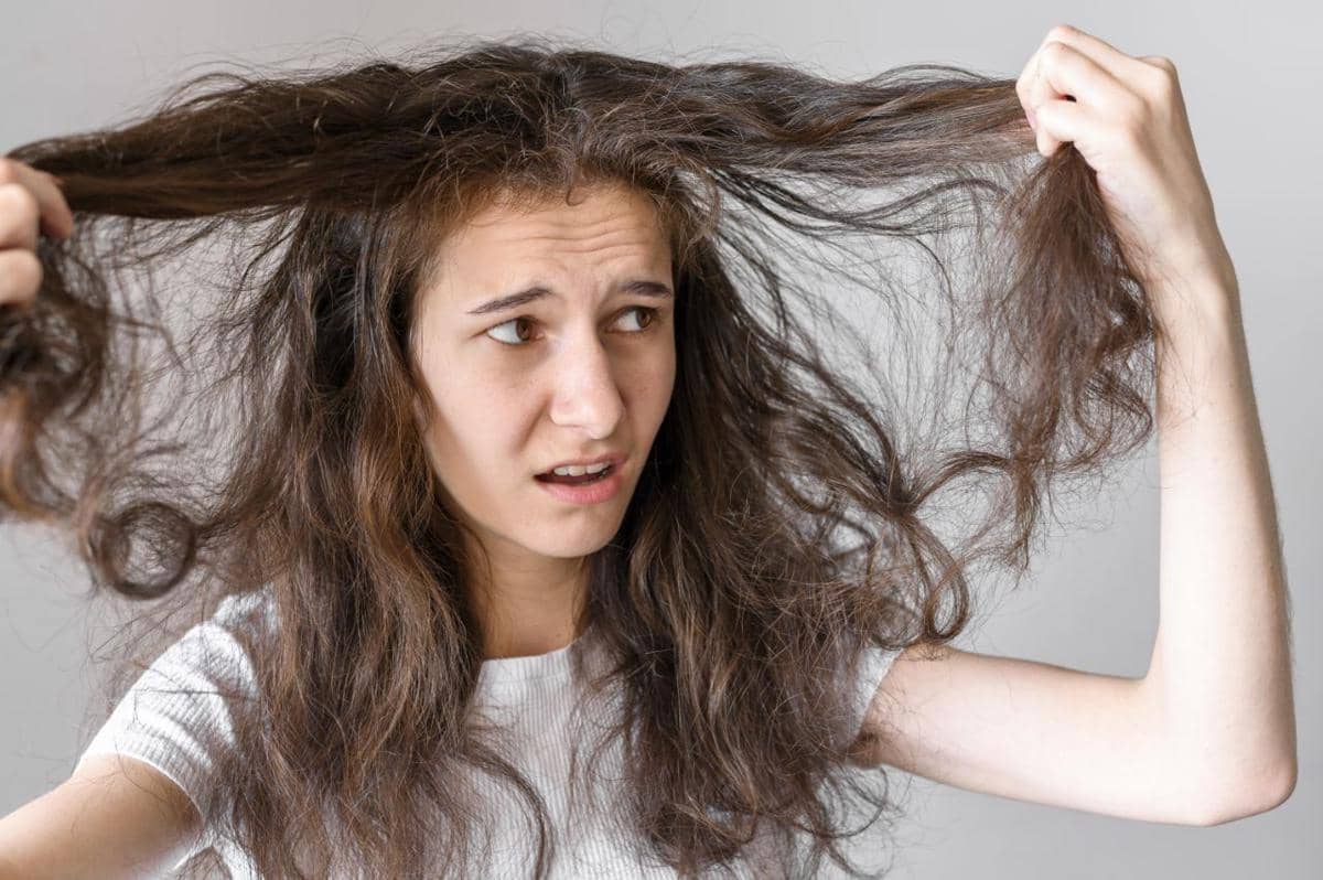 7 Cara Mengatasi Rambut Kusut Menggumpal, Nggak Bikin Sakit!