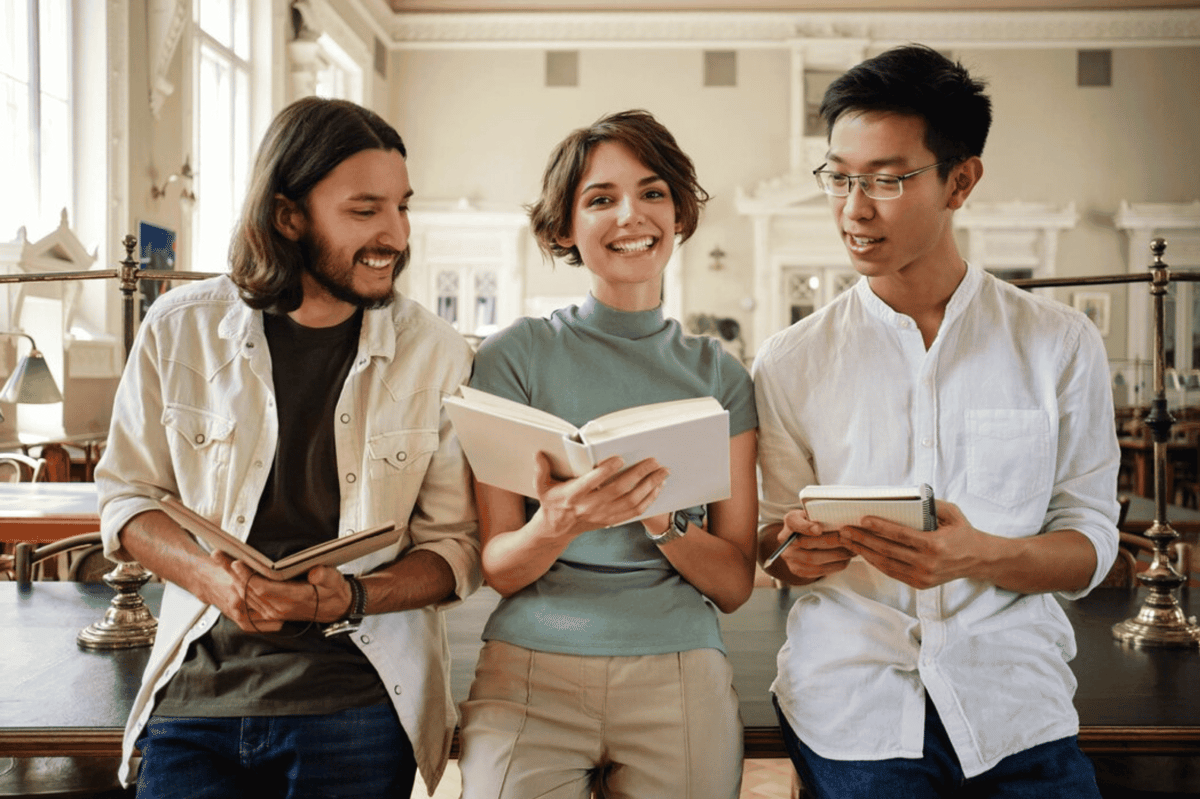 ilustrasi komunitas baca di tempat kerja