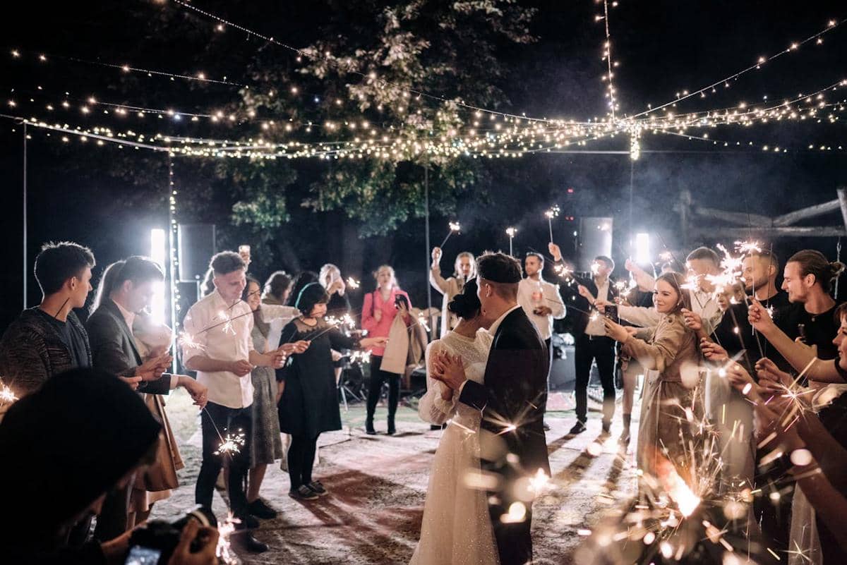 Outfit Wedding Guest: Tampil Memukau Tanpa Menyaingi Pengantin