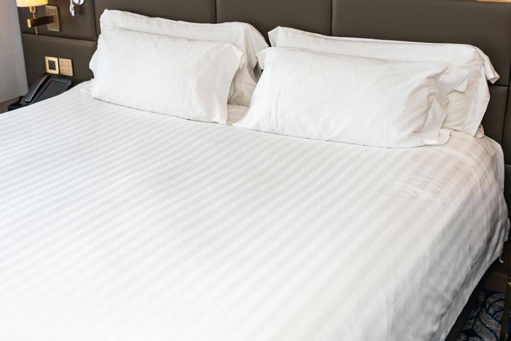ilustrasi sprei motif salur emboss