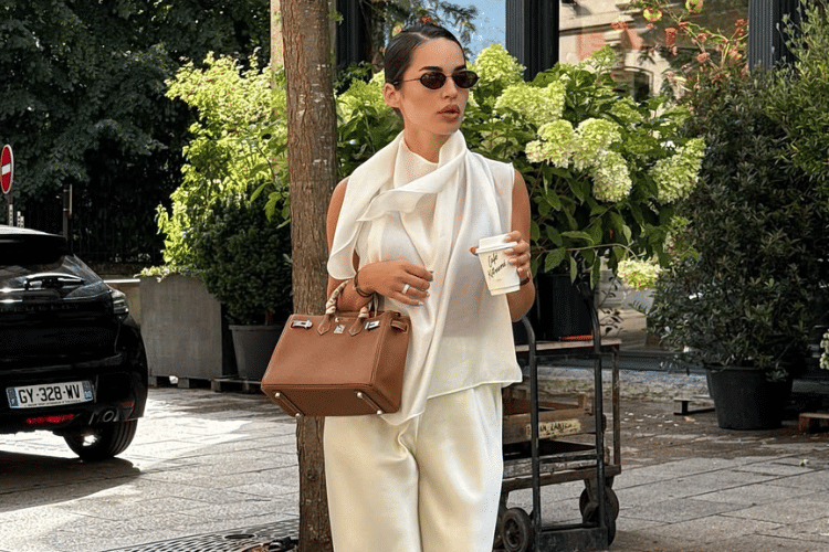 Blouse Warna Cream Cocok dengan Celana Warna Apa? Ini 7 Pilihannya!