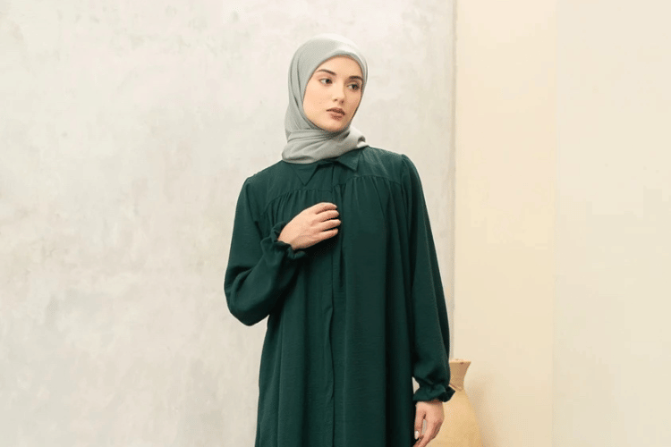 5 Warna Jilbab Netral yang Paling Aman untuk Gamis Hijau Botol