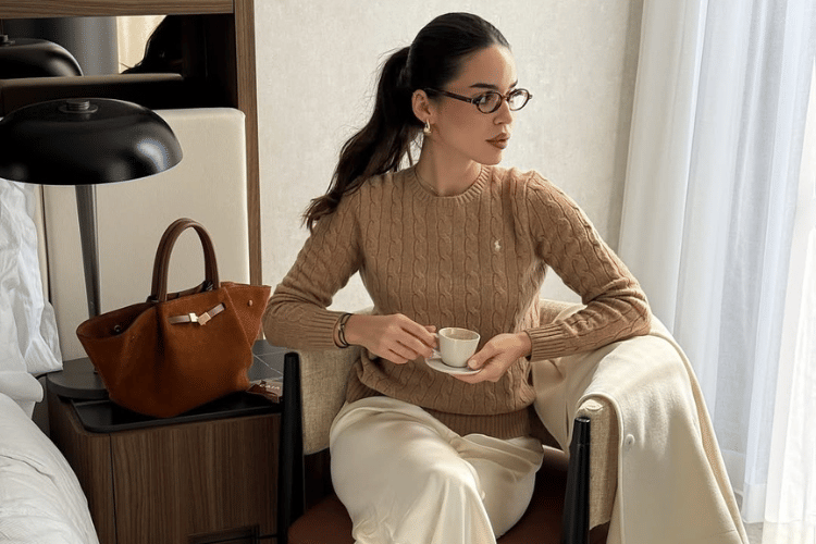 Atasan Warna Mocca Cocok dengan Celana Warna Apa? Cek di Sini!