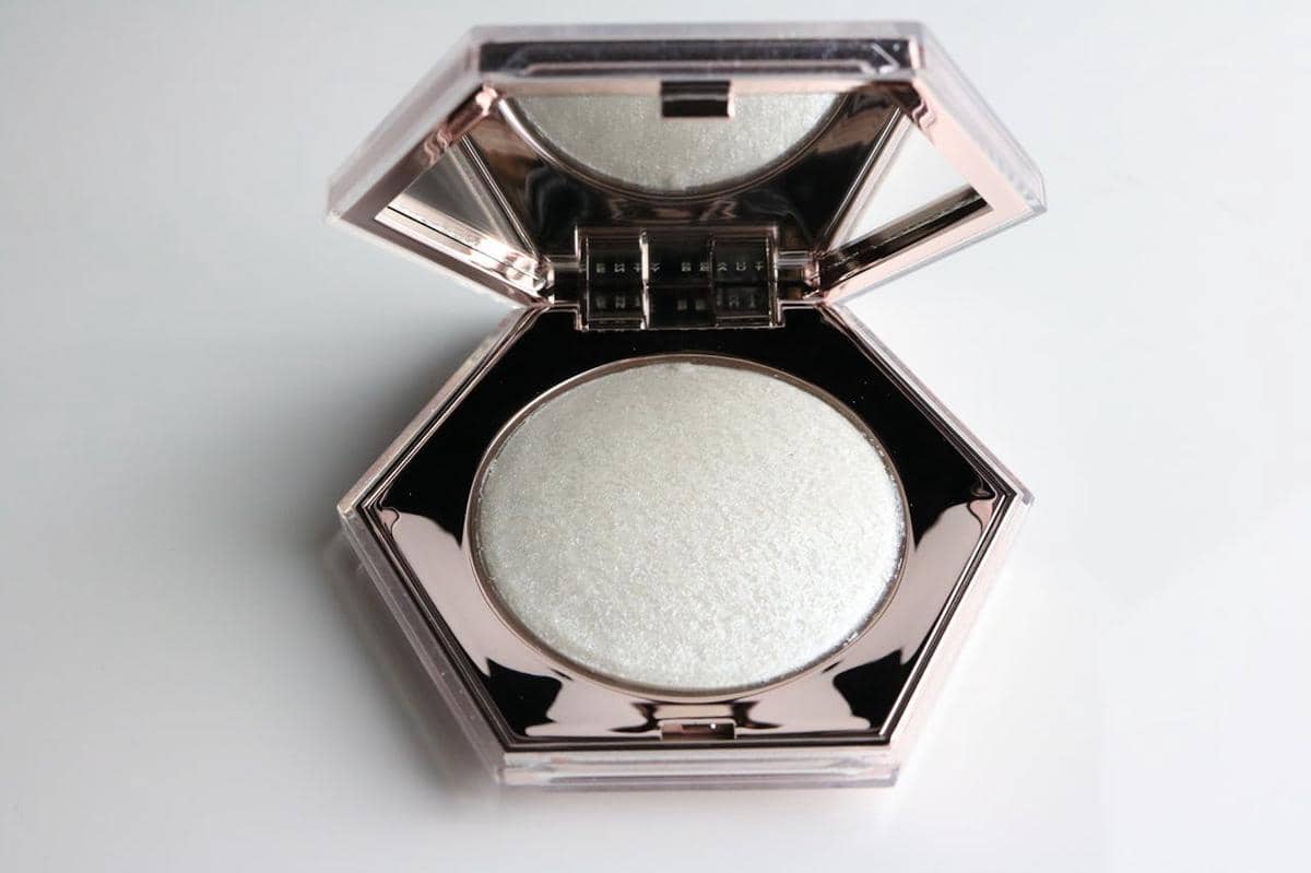 Tampilan produk kosmetik highlighter.