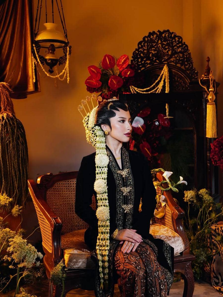 Dua hati, satu perjalanan. Dalam balutan tradisi, kami memulai kisah abadi.#JUSTinjenniFERtillth (7).jpg