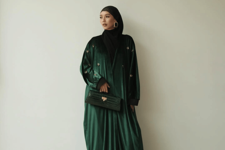Gamis Warna Emerald Cocok dengan Jilbab Warna Apa? Tiru 7 OOTD-nya!