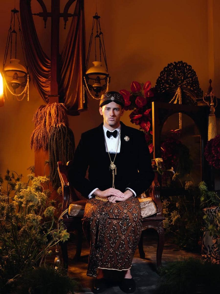 Dua hati, satu perjalanan. Dalam balutan tradisi, kami memulai kisah abadi.#JUSTinjenniFERtillth (8).jpg