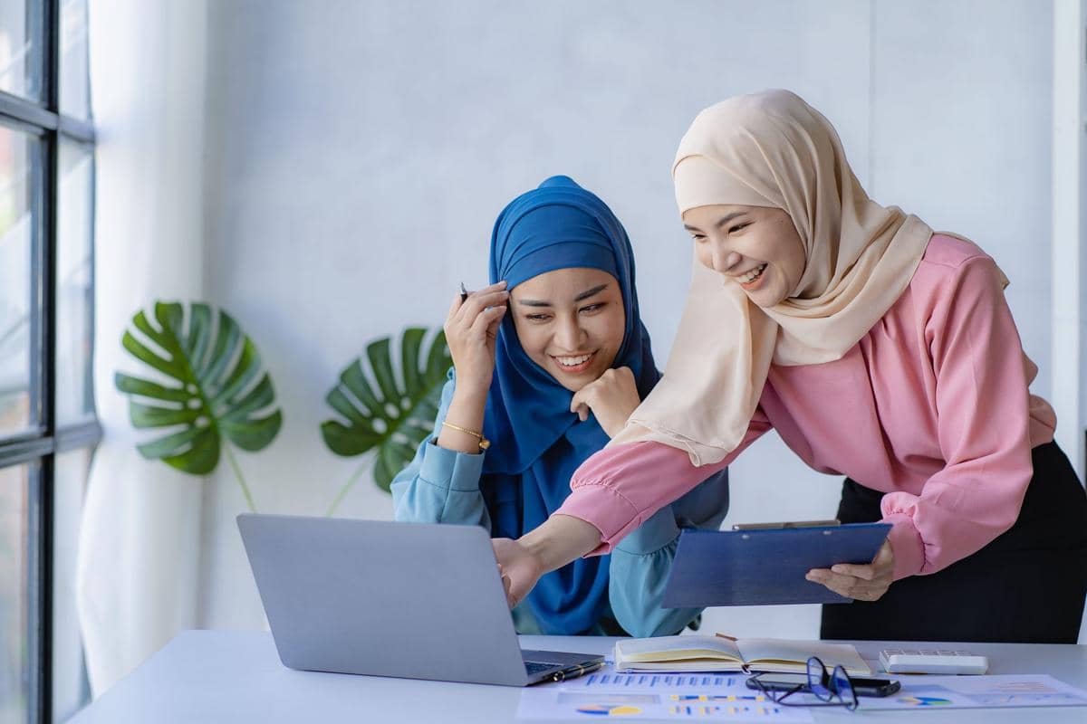 Jangan Cuma Dipakai saat Lebaran, 3 Item Ini Juga Cocok buat Ngantor