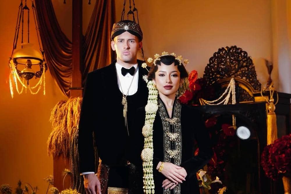 Adat Jawa, Intip 9 Potret Pre-Wedding Jennifer Coppen & Justin Hubner