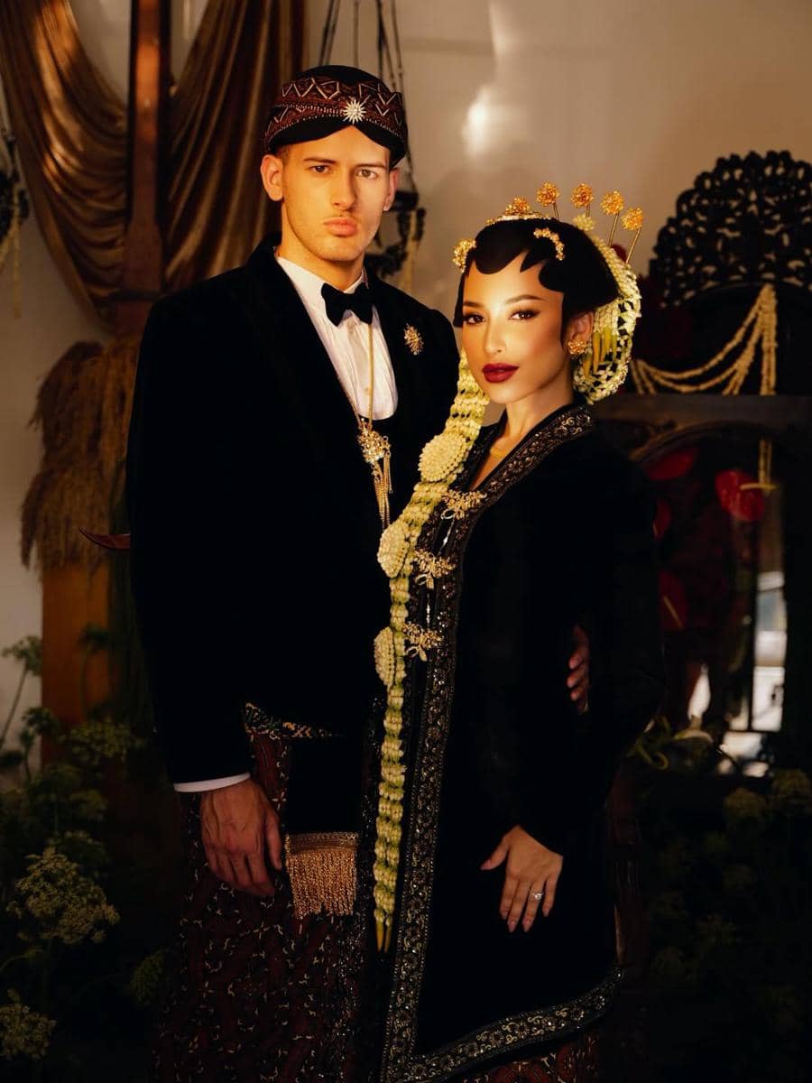 Dua hati, satu perjalanan. Dalam balutan tradisi, kami memulai kisah abadi.#JUSTinjenniFERtillth (2).jpg
