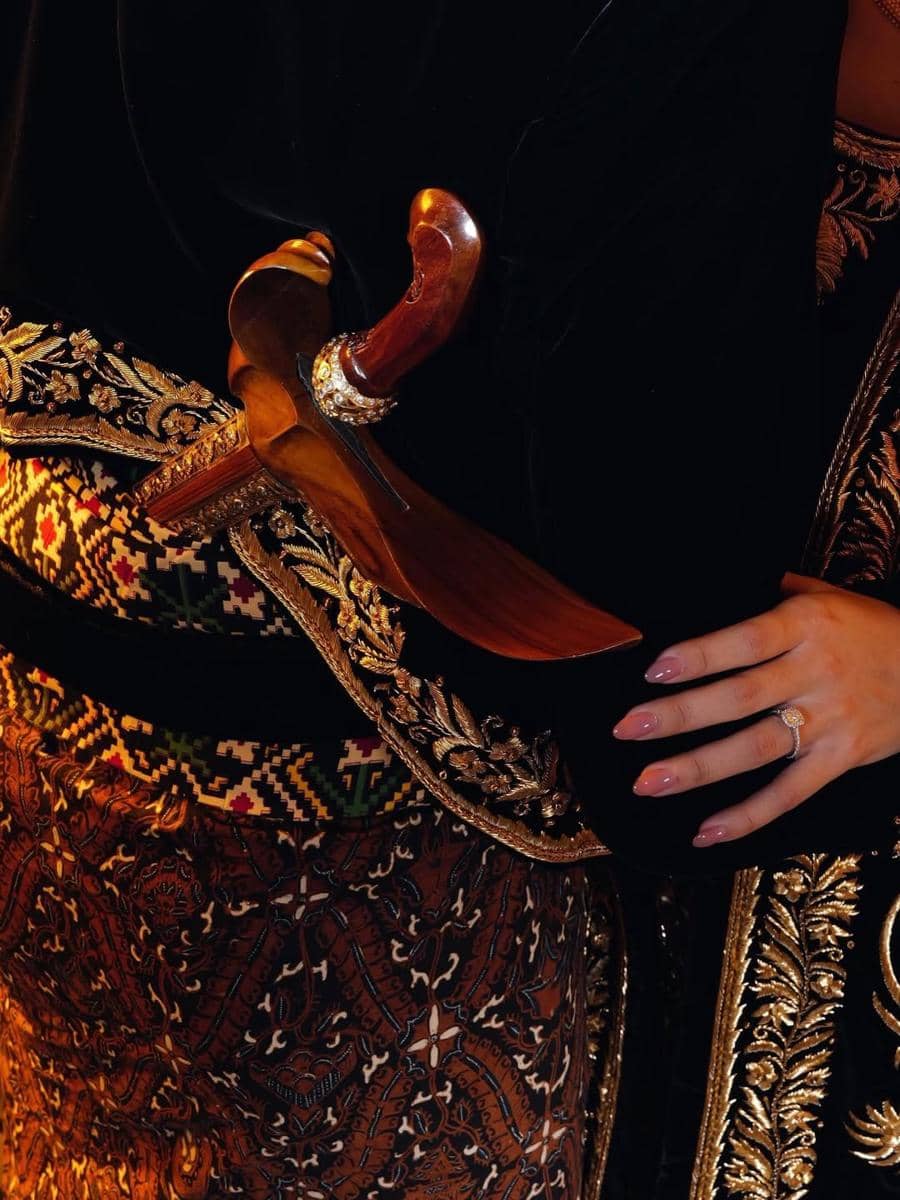 Dua hati, satu perjalanan. Dalam balutan tradisi, kami memulai kisah abadi.#JUSTinjenniFERtillth (3).jpg