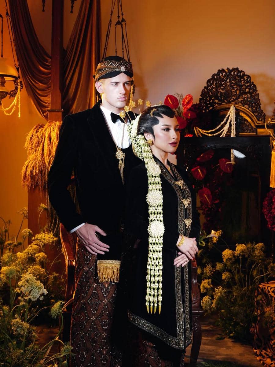 Dua hati, satu perjalanan. Dalam balutan tradisi, kami memulai kisah abadi.#JUSTinjenniFERtillth (6).jpg