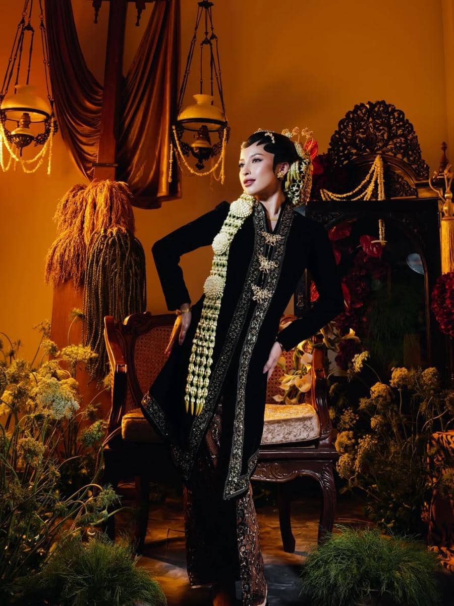 Dua hati, satu perjalanan. Dalam balutan tradisi, kami memulai kisah abadi.#JUSTinjenniFERtillth (5).jpg