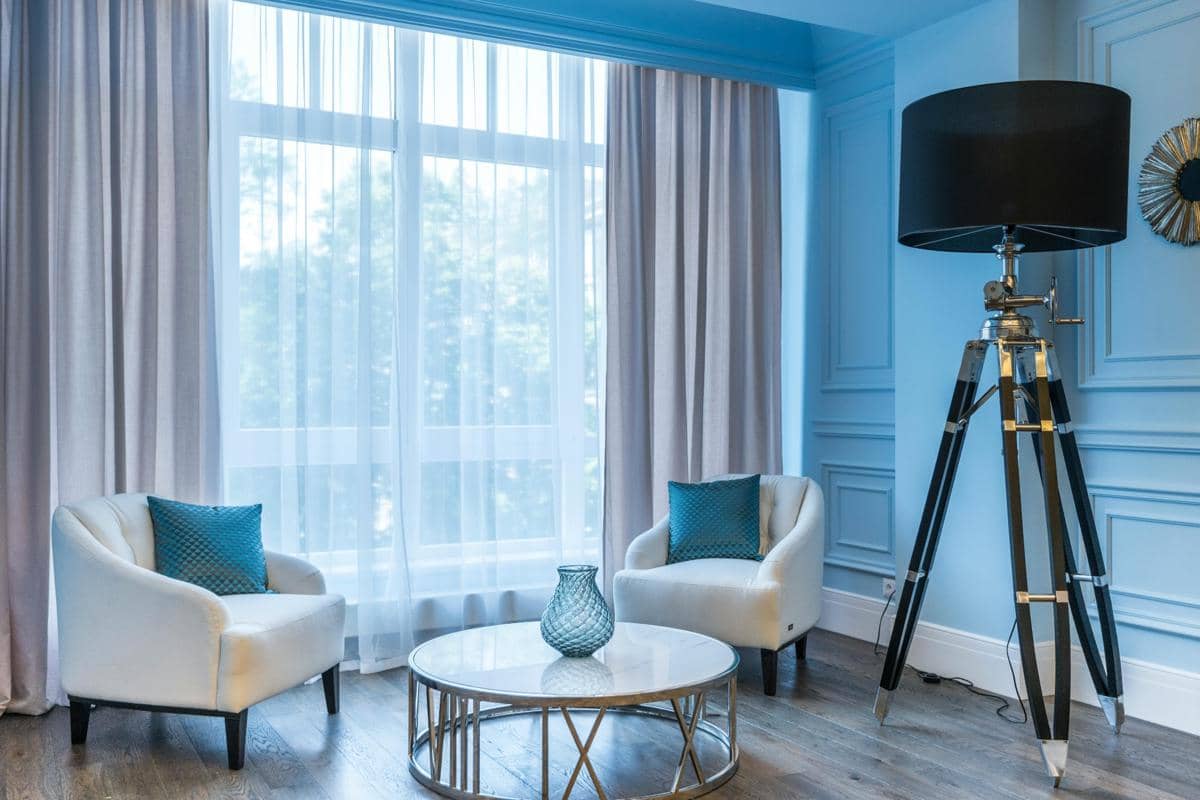 7 Warna Gorden yang Cocok untuk Dinding Biru, Clean dan Elegan