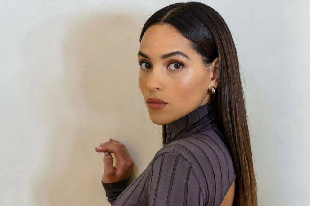 Dari Soft hingga Bold, Intip Makeup Look a la Adria Arjona yang Stunning