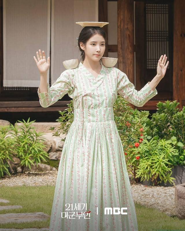 IU di Perfect Crown