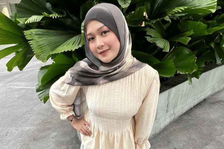 Baju Warna Nude Cocok dengan Jilbab Warna Apa? Tiru 7 Padu-padannya!
