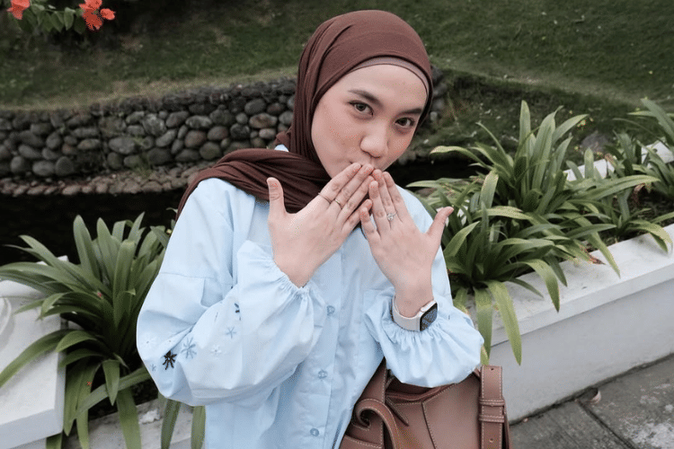 Baju Warna Baby Blue Cocok dengan Jilbab Warna Apa? Ini 7 Pilihannya!