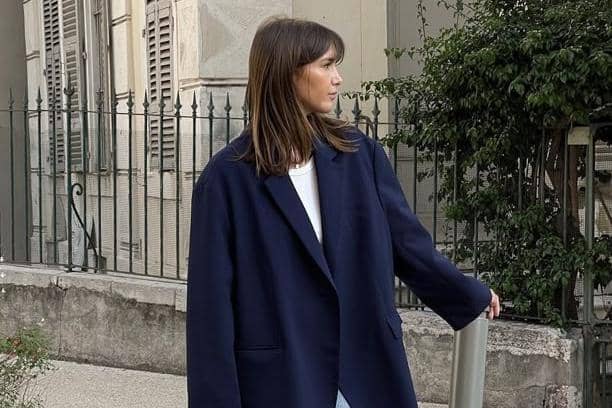 Atasan Navy Cocok dengan Bawahan Warna Apa? Ini Mix & Match-nya