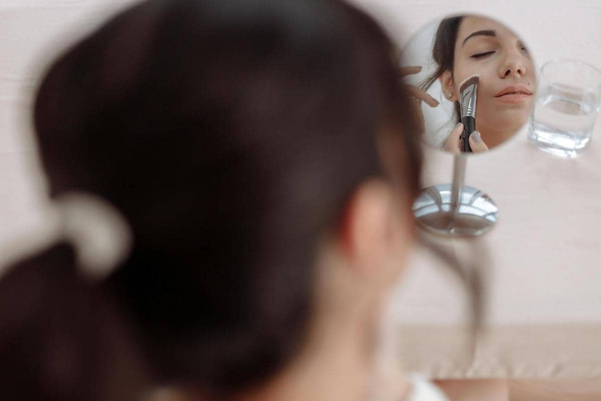 ilustrasi seseorang memakai makeup
