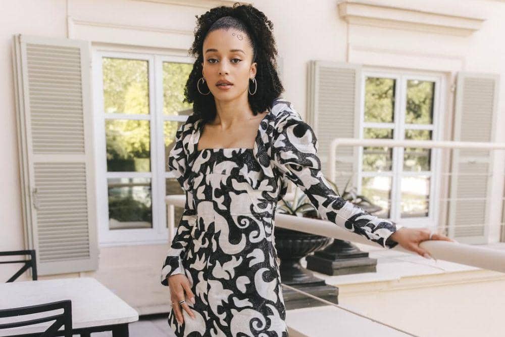 5 Ide Styling Rambut Keriting a la Chase Infiniti, Stunning!