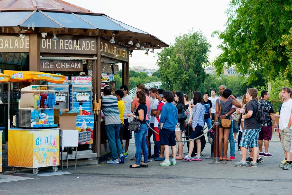 ilustrasi antrean di kedai es krim 