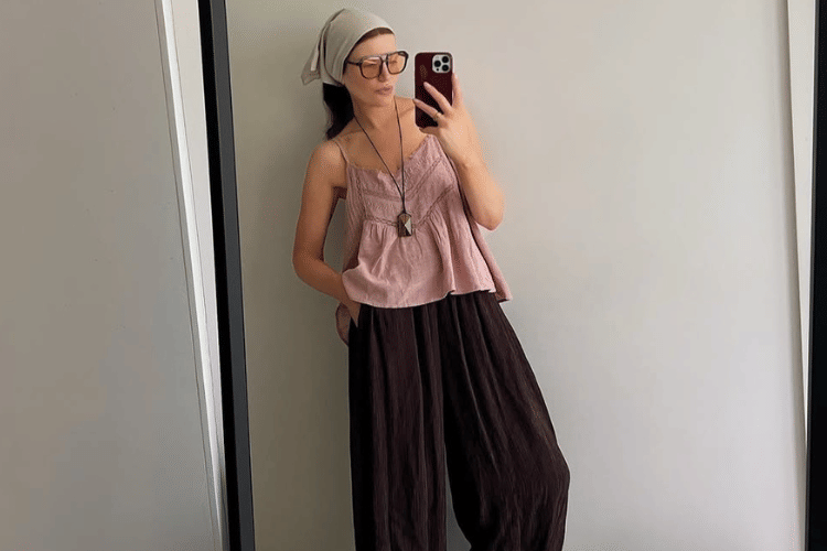 Celana Cokelat Tua Cocok dengan Baju Warna Apa? Lihat Mix & Match-nya!