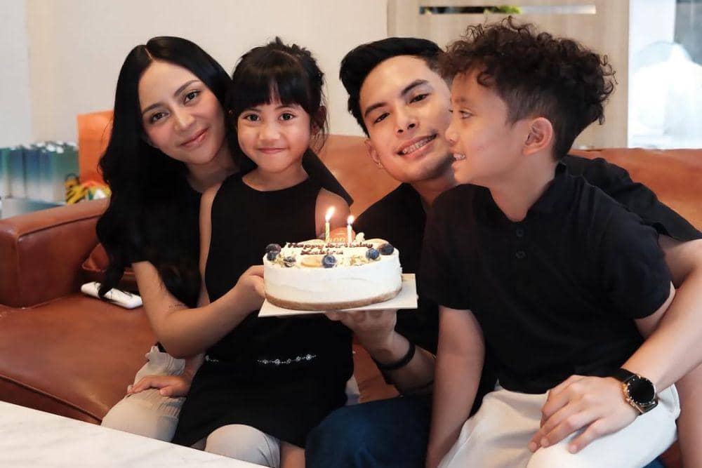 Okin dan keluarganya