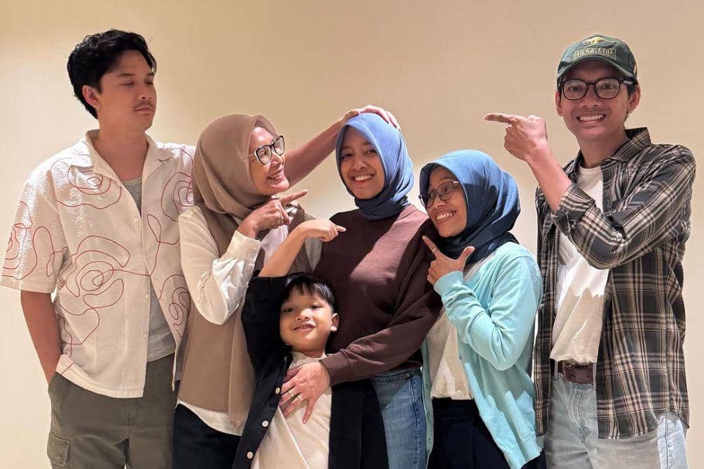 Baskara Mahendra dan keluarga