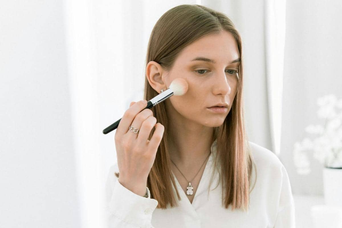 7 Loose Powder untuk Kulit Berminyak, Ringan dan Tahan Lama