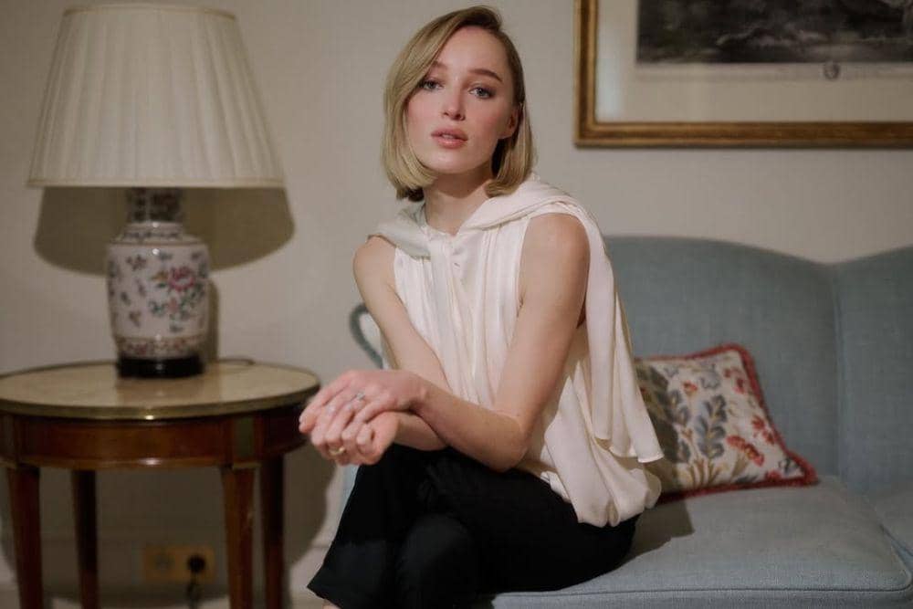 Dari Soft hingga Bold, Intip Makeup Look Phoebe Dynevor yang Elegan