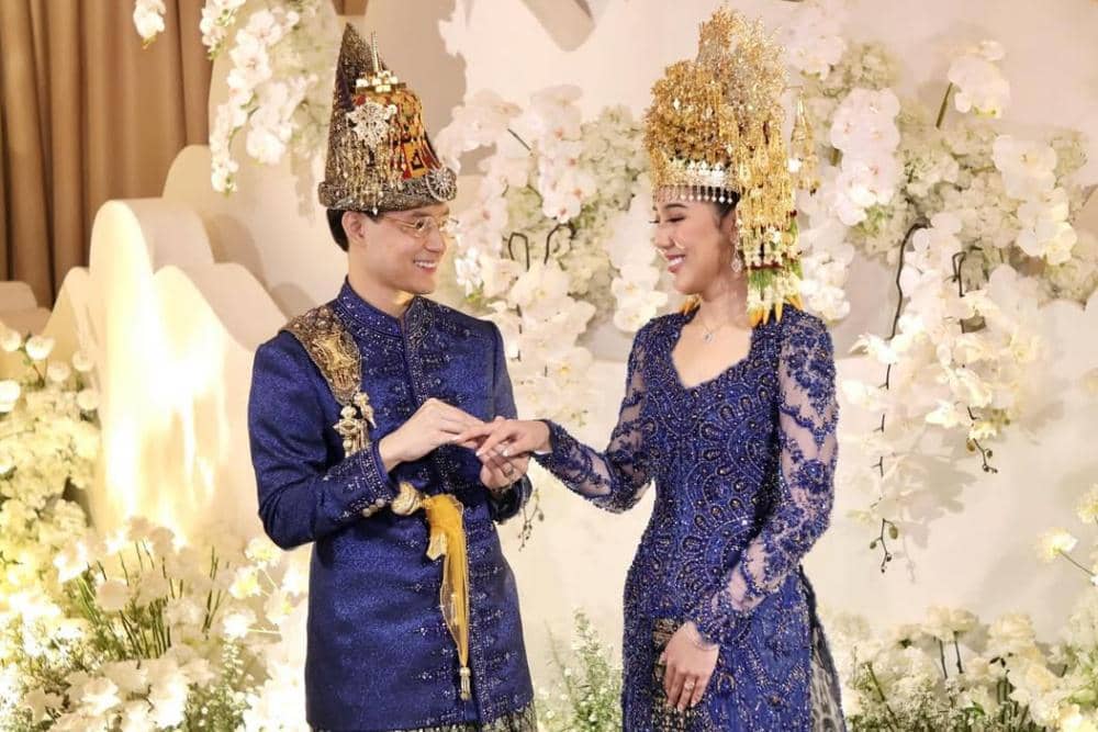 Didampingi keluarga, termasuk ibu sambung