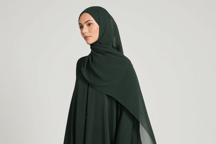 5 Warna Jilbab yang Bikin Gamis Hijau Botol Terlihat Lebih Elegan