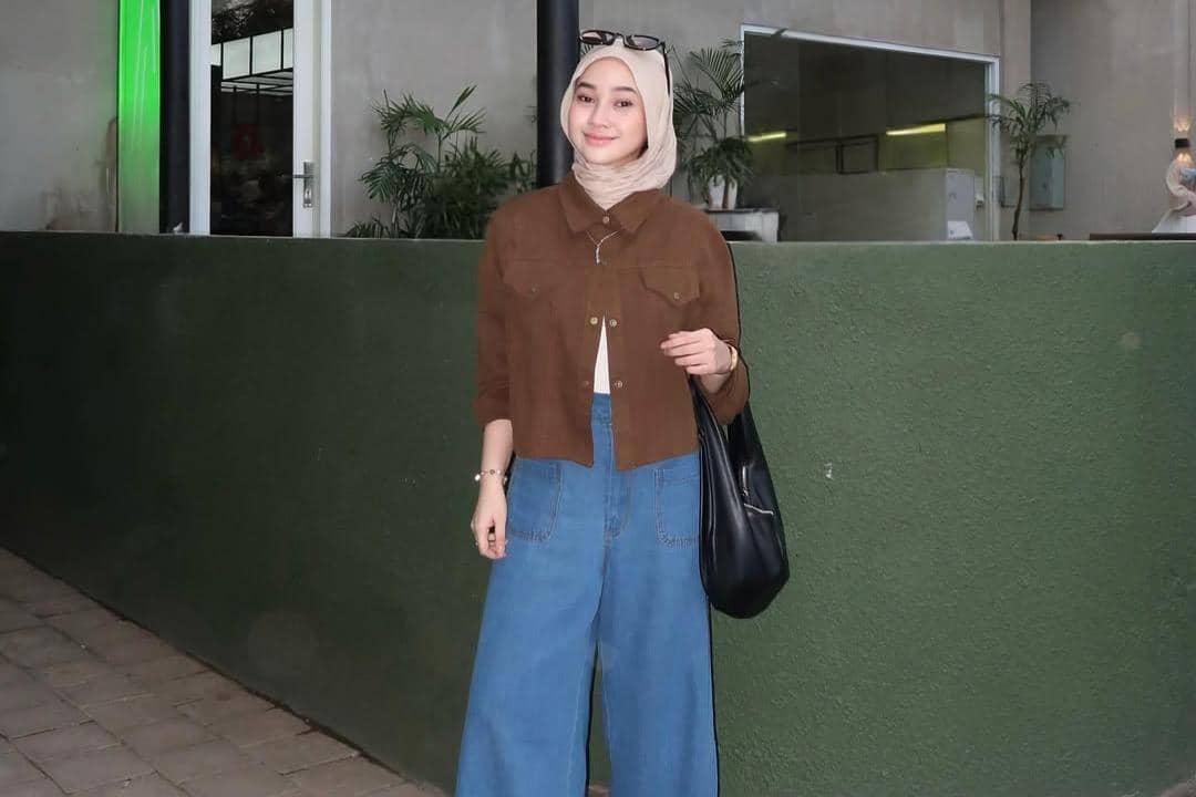 7 Warna Baju Netral untuk OOTD, Nggak Cuma Hitam Putih!