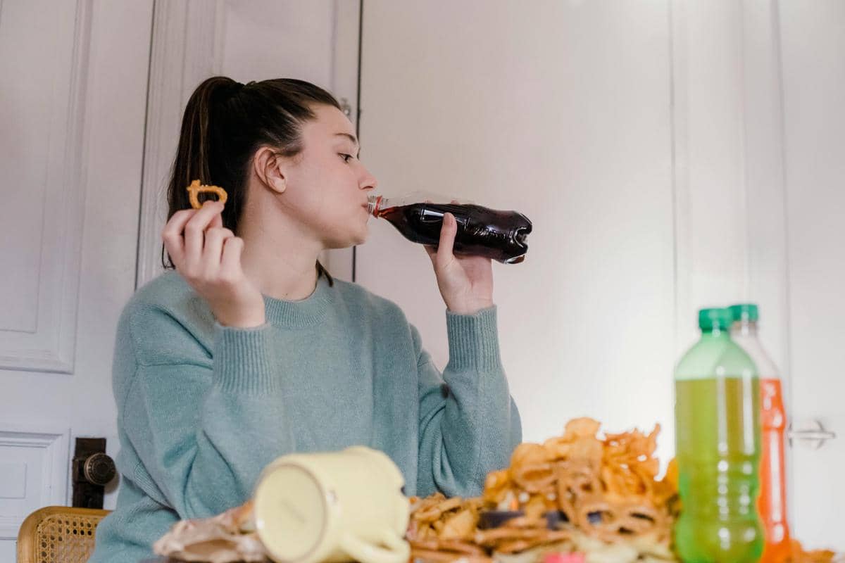 ilustrasi wanita makan junk food