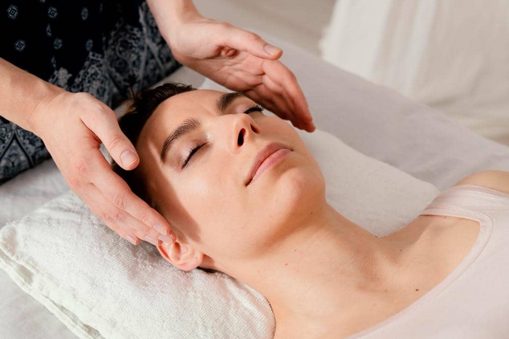 4 Manfaat Pijat Wajah untuk Kesehatan dan Kecantikan Kulit