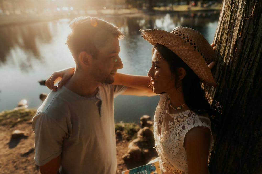 7 Tanda-Tanda Love Bombing dalam Hubungan, Jangan Sampai Terjerat!