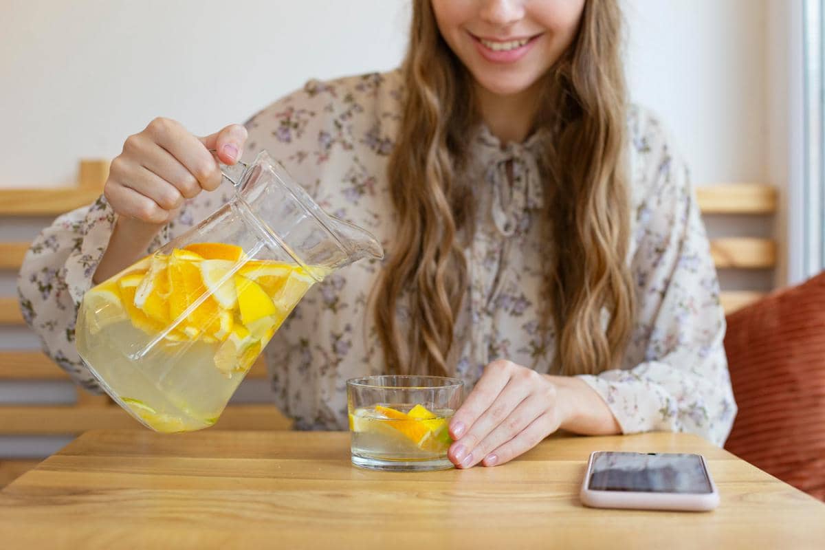 ilustrasi minum air lemon 